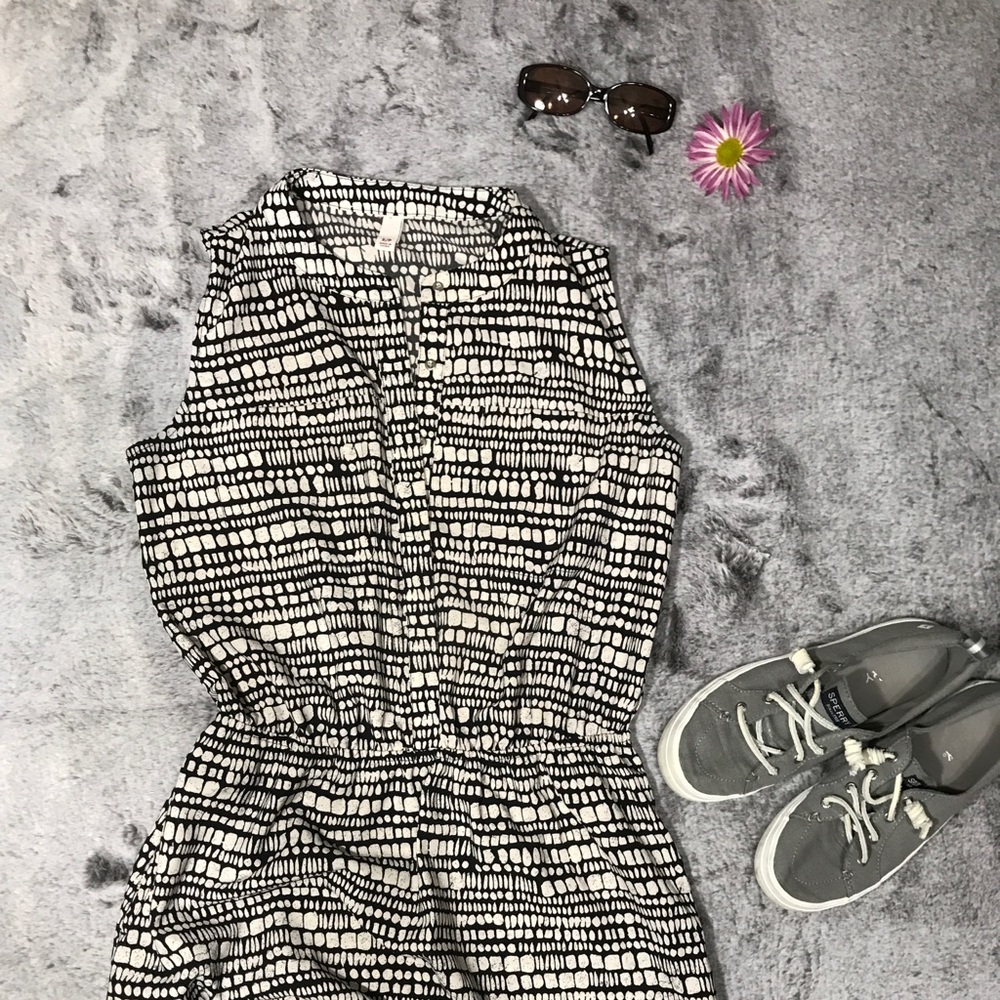 Black,white,pebble like design shoulderless dress